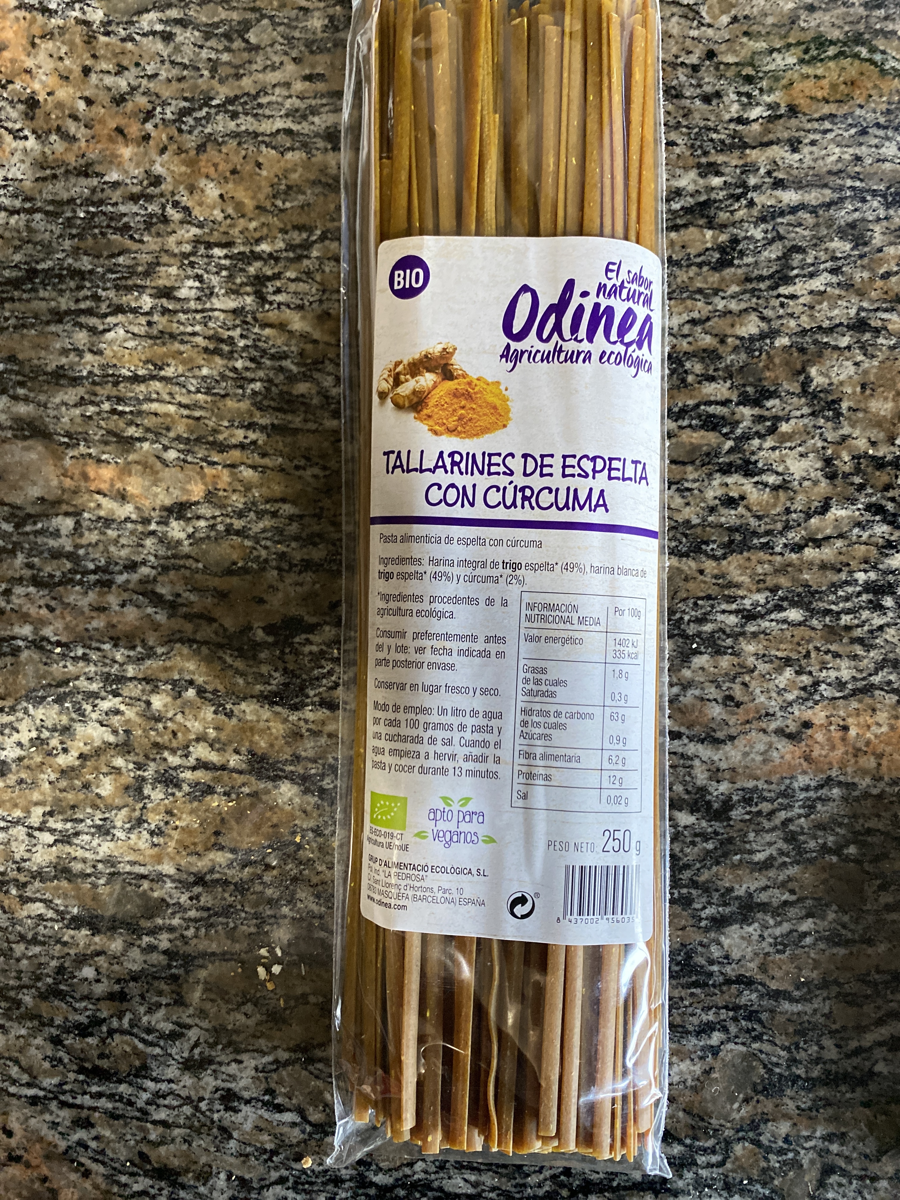 Tallarines de espelta con cúrcuma